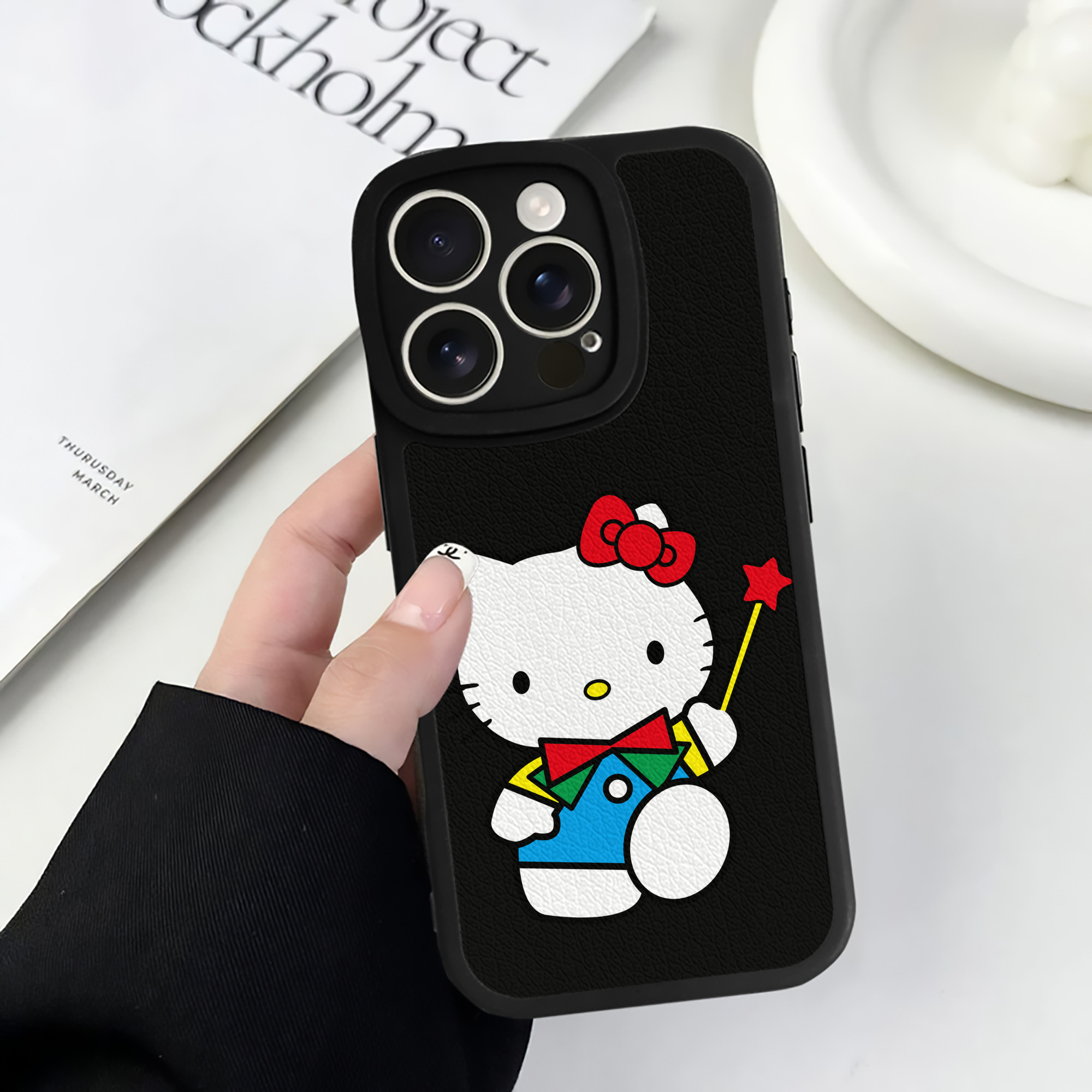 （画像用） Hello Kitty ハローキティ 【iPhone 16シリーズ対応】シリコンスマホケース（レザー調） 材質：シリコン